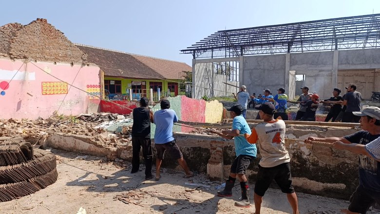 Kerja Bakti Pembongkaran Gedung Eks SDN Babadan 03 Desa Babadan Lor Berjalan Lancar